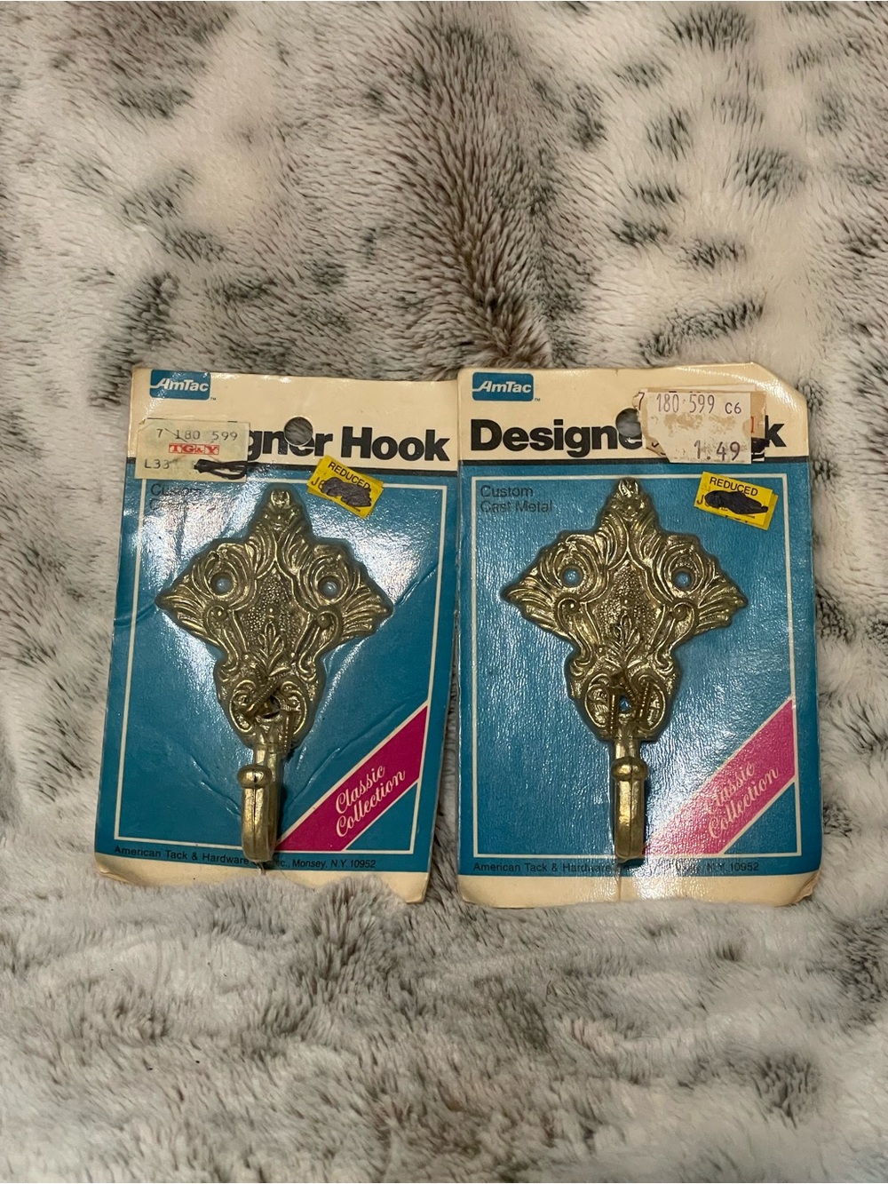 IC COLLECTION Brass-Tone Ornate Decorative Wall Hooks (Set of 2)